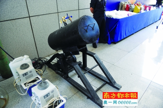 警方出示缴获的自动化制毒工具。南都记者 梁炜培 摄