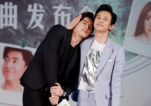 6月17日，电影《栀子花开》在上海电影节举办发布会，导演何炅携主演李易峰、张慧雯等出席。
