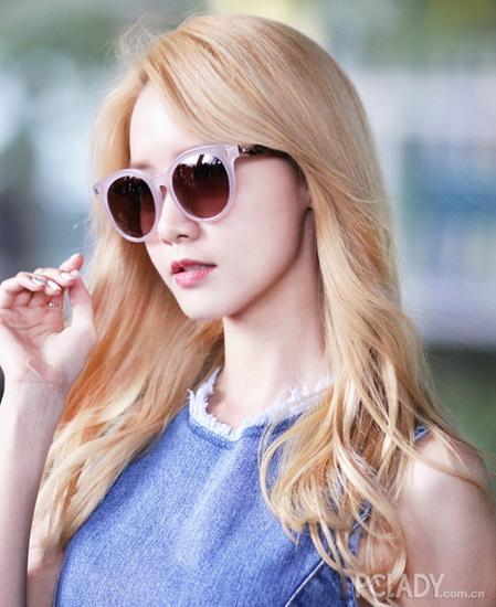 染金发的允儿有点酷!颜值高就是这么任性