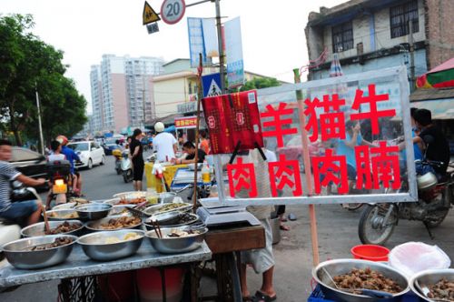 资料图片:玉林市区南桥市场的一家卖肉摊把招牌中的“狗”字遮住。新华社发