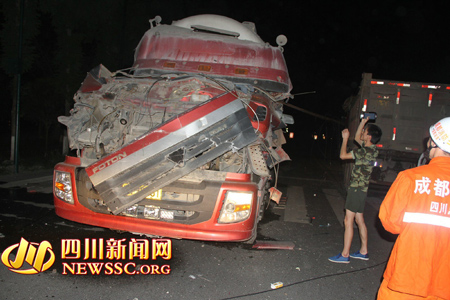 罐车车头撞上电缆钢绳