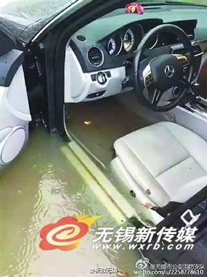 积水已淹进了车内驾驶室。