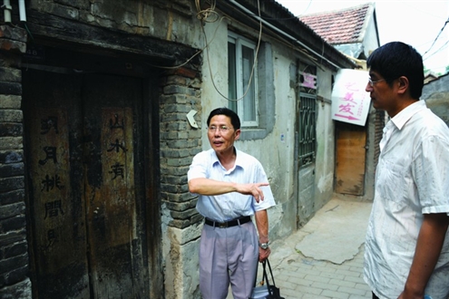 刘树林（左）、权威带着记者逛芙蓉街