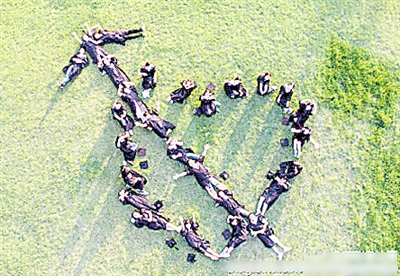 邢台一高校用无人机拍毕业照 摆丘比特爱心造型