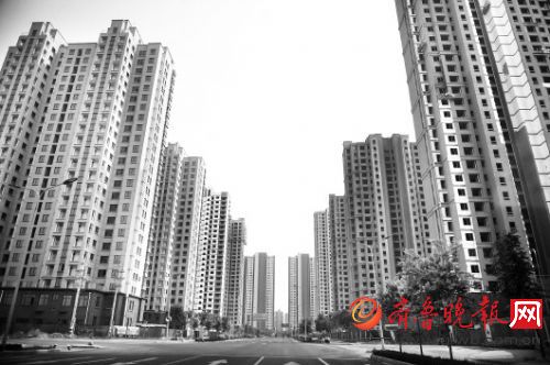 在济南西客站片区,高高耸立的大楼比比皆是。
