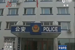 7旬老太瘋狂砸窗示愛 5旬大爺不堪糾纏數(shù)次搬家