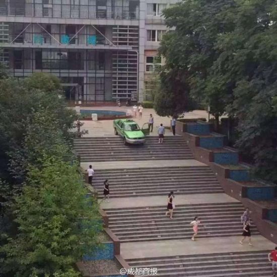 此刻,的哥的内心几乎是崩溃的。