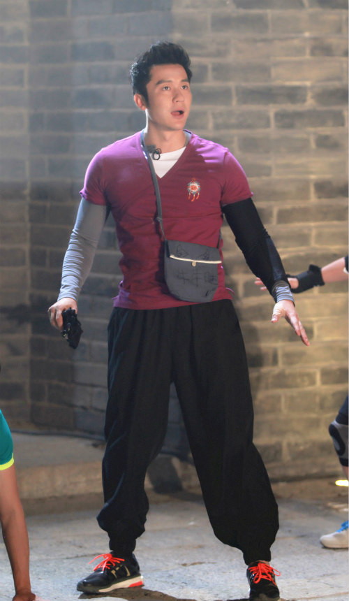 李晨现身神秘古镇 跑男团空降长城忙捉妖|李晨