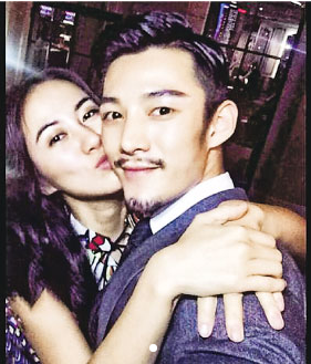 “小默先生”上载一张叶璇揽着他亲吻的照片，公告恋情。（微博图片）