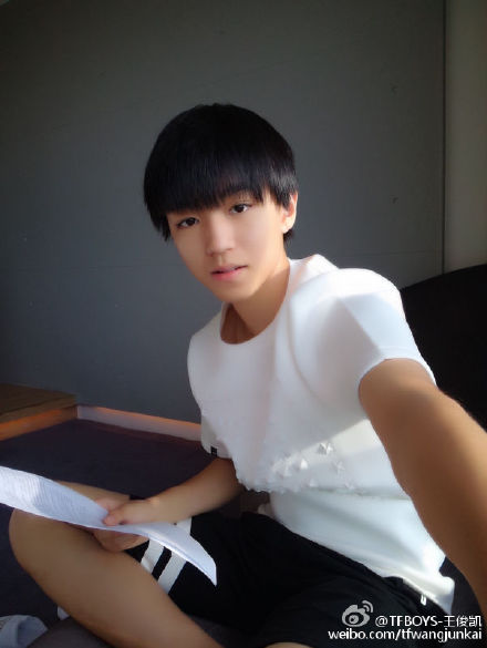 王俊凯白T清新帅气