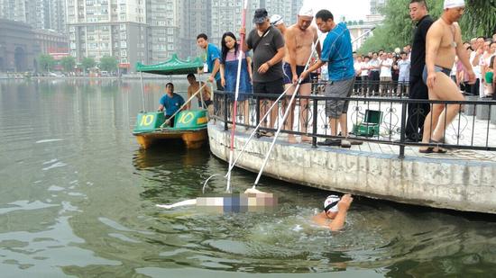 大家打撈溺亡男女