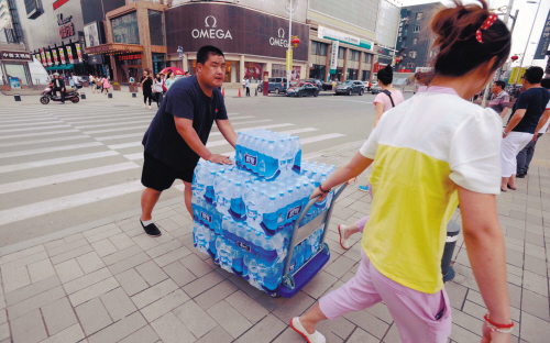 部分市民购买大量矿泉水。