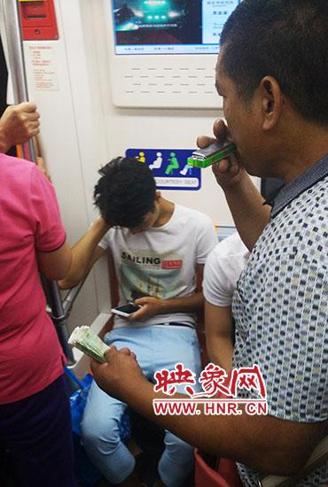 郑州地铁现卖艺乞讨,5分钟入账两元。