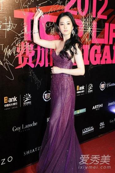 刘亦菲紫色抹胸长裙造型