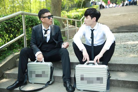 《极限挑战》张艺兴丢摄像 机智自拍交差|极限