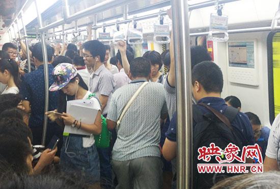 乞讨男子在地铁车厢内穿行。