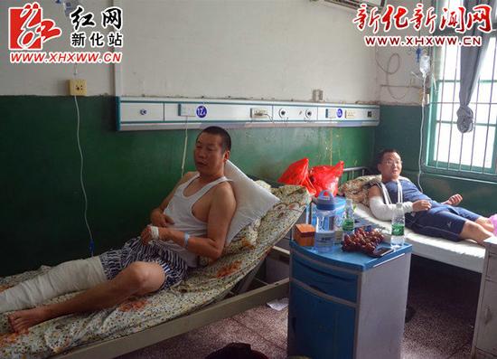 6月16日，两名受伤的民警在新化县中医院接受治疗