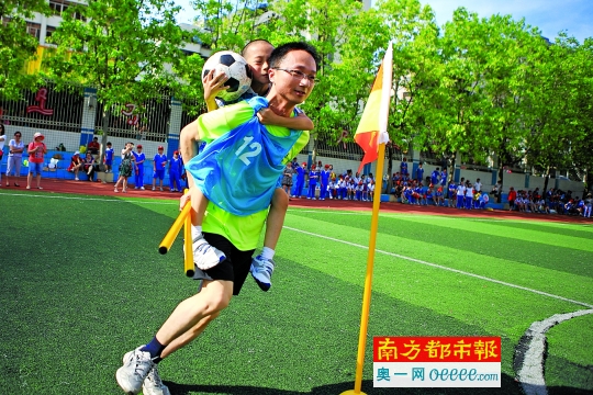 深圳宝贝带爸妈玩个球 足球亲子接力游戏受热