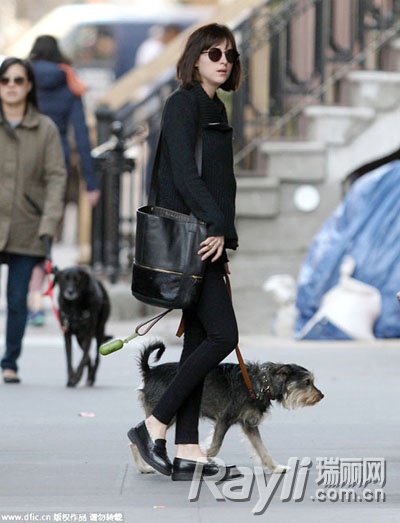 《50度灰》女主角Dakota Johnson的这款水桶包来自Hare and Hart，复古的感觉满满的。