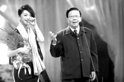 周迅曾在某次影视颁奖盛典上落泪答谢恩师