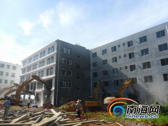 6月19日上午,海口市龙华区组织城管、街道、联防、公安、安监等单位共300多名执法人员,依法拆除城西镇高坡村的六栋违法建筑,拆除总面积为6800多平方米。(南海网记者 孙令正 摄)