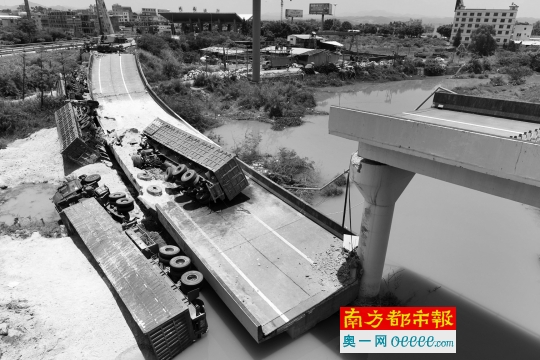 出事的匝道和满载瓷土的重载货车掉落地上。 新华社图