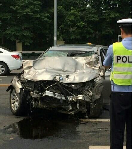 陕西牌照轿车在南京肇事致2人死亡
