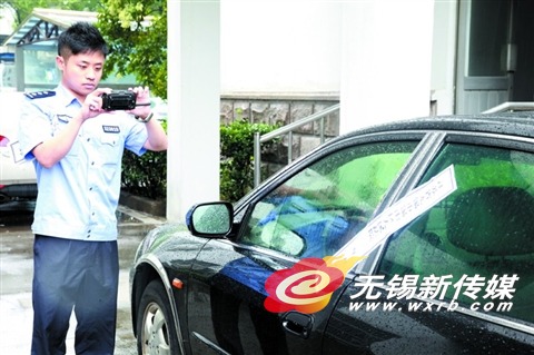 锡山法官现场执行案件的全程记录,实时传回网上系统。(锡苑 摄)