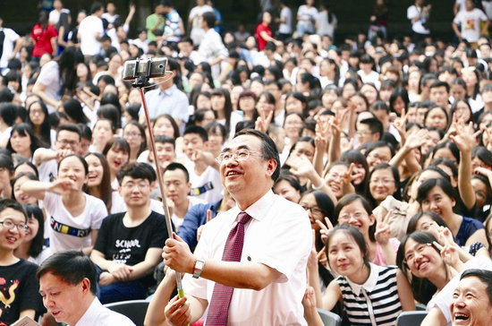 毕业典礼上 华师党委书记与毕业生一起玩自拍