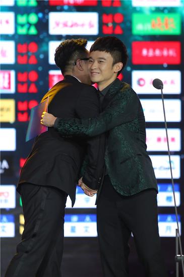 %e8%91%a3%e5%ad%90%e5%81%a5%e3%80%81%e5%a4%a7%e9%b9%8f%e6%8b%a5%e6%8a%b1