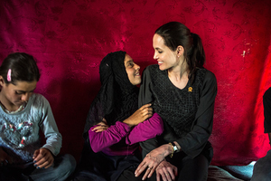 这对母女好有爱！9岁夏萝陪朱莉探难民