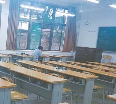 事发后,很多学生不敢来上自习。记者张敏摄