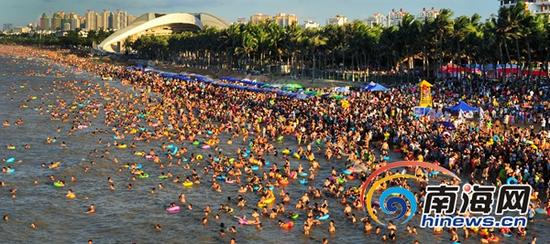 6月20日下午，海口市民在假日海滩洗龙水的壮观场面。由于滨海大道交通拥堵，海口市交警部门根据市委市政府指示，启动一级勤务工作机制，疏导交通。