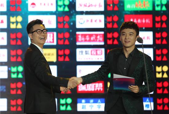 %e8%91%a3%e5%ad%90%e5%81%a5%e4%b8%8e%e5%a4%a7%e9%b9%8f%e6%8f%a1%e6%89%8b