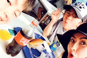 张柏芝三母子温馨出游 一齐玩自拍扮鬼脸