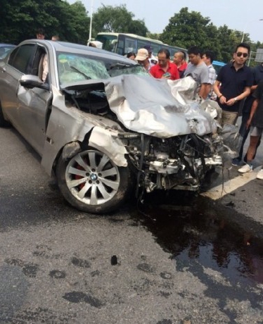 宝马飞车闯红灯撞散马自达致2人死亡