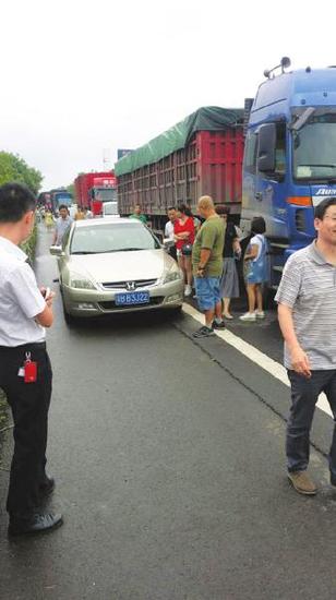 众人指责侵占应急车道。受访者供图