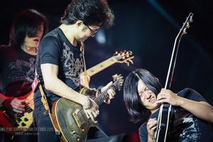 汪峰演唱会为父亲节献礼 怀念年轻时光