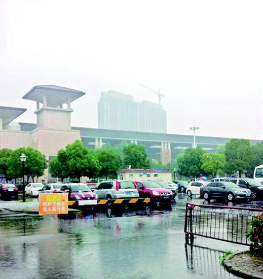 图为:武昌火车站东广场停车场
