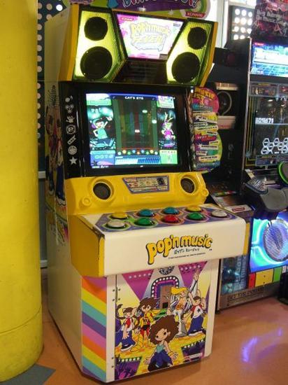 《Pop N' Music》街机,所以新音游机体造型实在槽点太多了