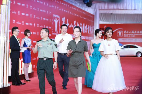 剧组步入上海电影节闭幕红毯