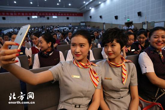 中国民航大学迎来毕业季 空乘美女自拍停不下