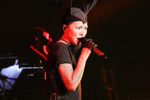 谭维维个唱致敬摇滚老炮 与吉克俊逸飙歌