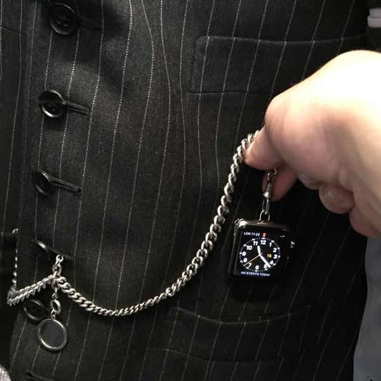 tom-ford-apple-pocket_watch_1