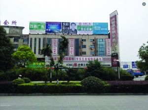 广告牌上欠债人的信息一览无遗,周先生觉得自己的隐私权被侵犯了 马先生供图