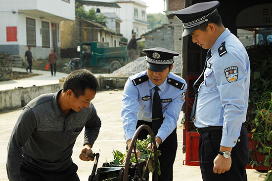 张华强:亲民的“温柔”警察。图为张华强工作照