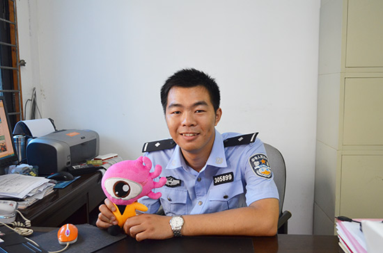 张华强:亲民的“温柔”警察。图为张华强接受新浪广西采访