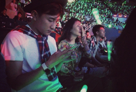 大左假期现身谭维维演唱会 右手戒指抢镜