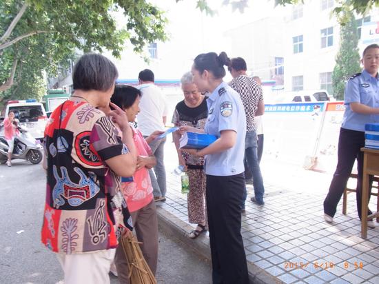 民警發放宣傳材料