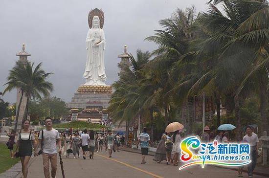 端午小长假期间，游人在南山景区游玩。(三亚新闻网记者沙晓峰摄)